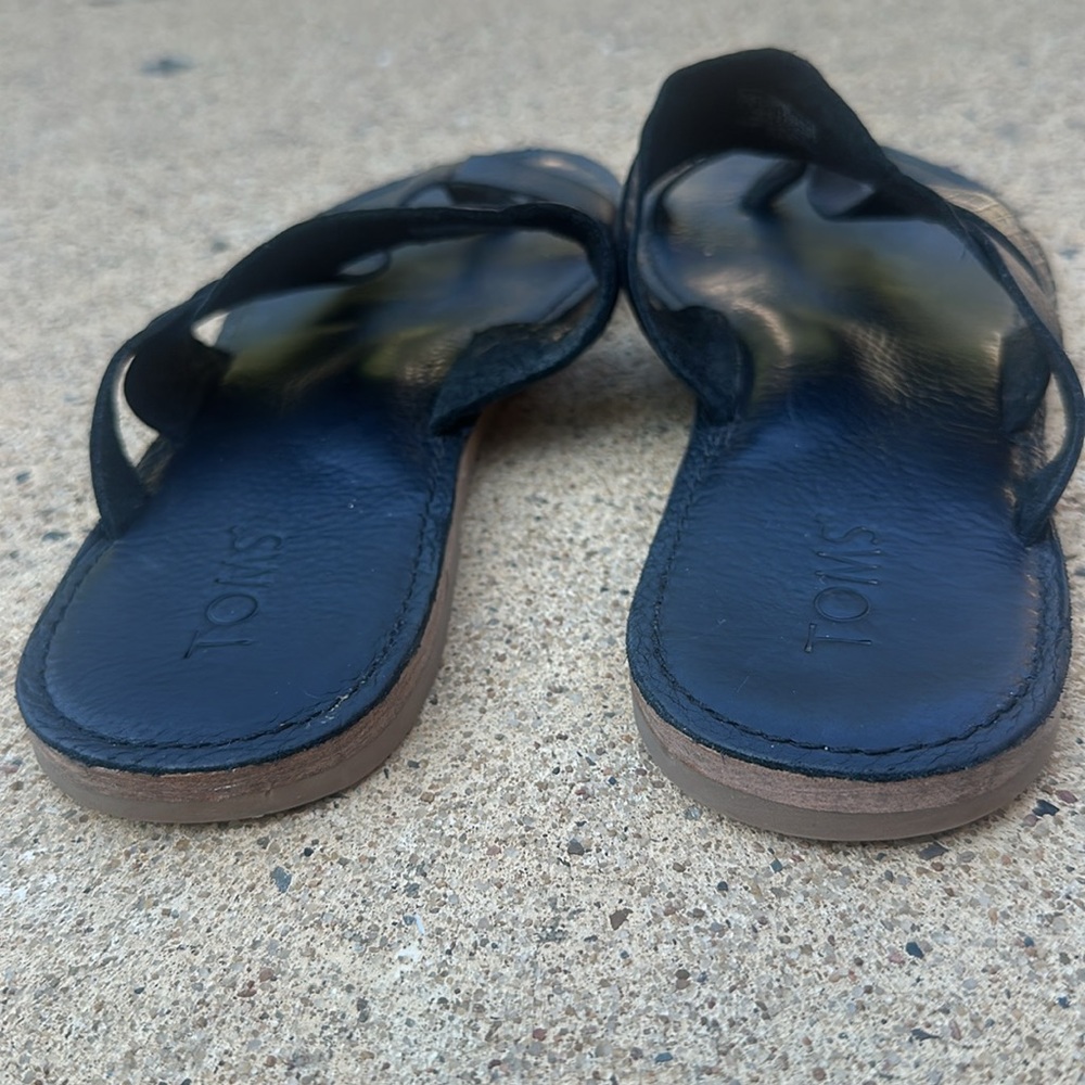 TOMS Black Leather Toe Loop Slide Sandals Sz. 9 - Picture 3 of 8